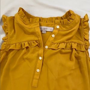 Polyester top with ruffles. Perfect for work.